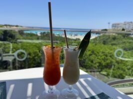 Desayunos, almuerzos y cenas con vistas privilegiadas al Mediterráneo en Fergus Style Carema Beach - Gastronomía y Moda