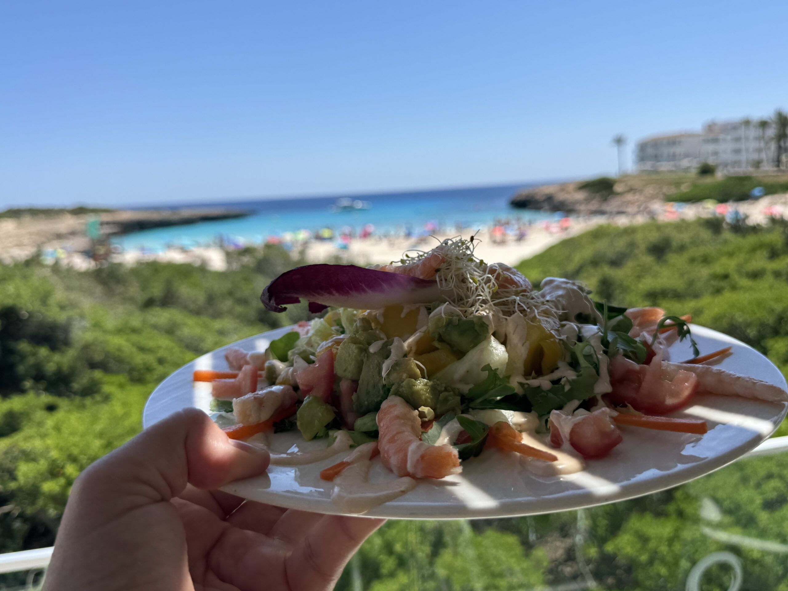 Desayunos, almuerzos y cenas con vistas privilegiadas al Mediterráneo en Fergus Style Carema Beach - Gastronomía y Moda