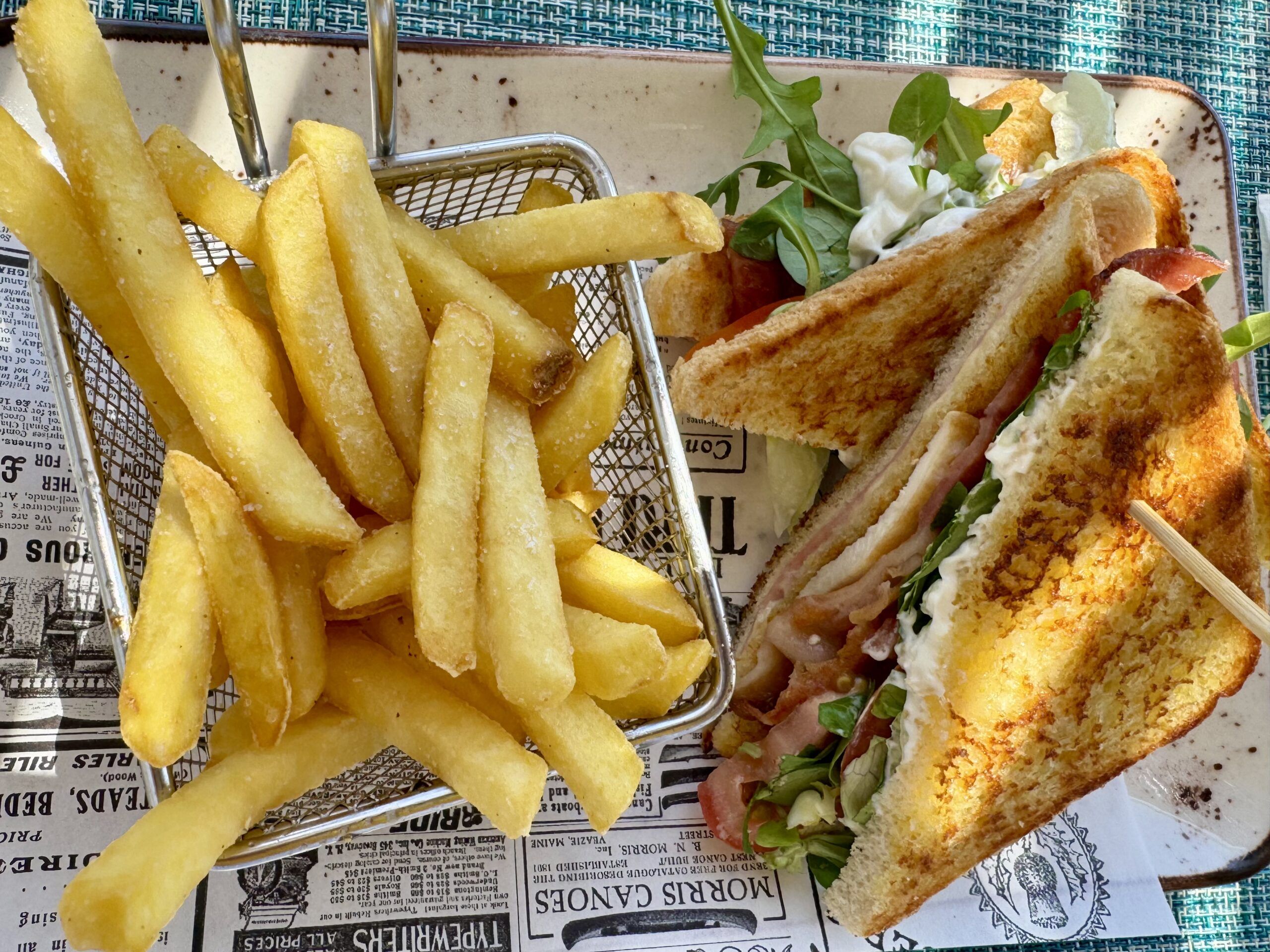 Desayunos, almuerzos y cenas con vistas privilegiadas al Mediterráneo en Fergus Style Carema Beach - Gastronomía y Moda