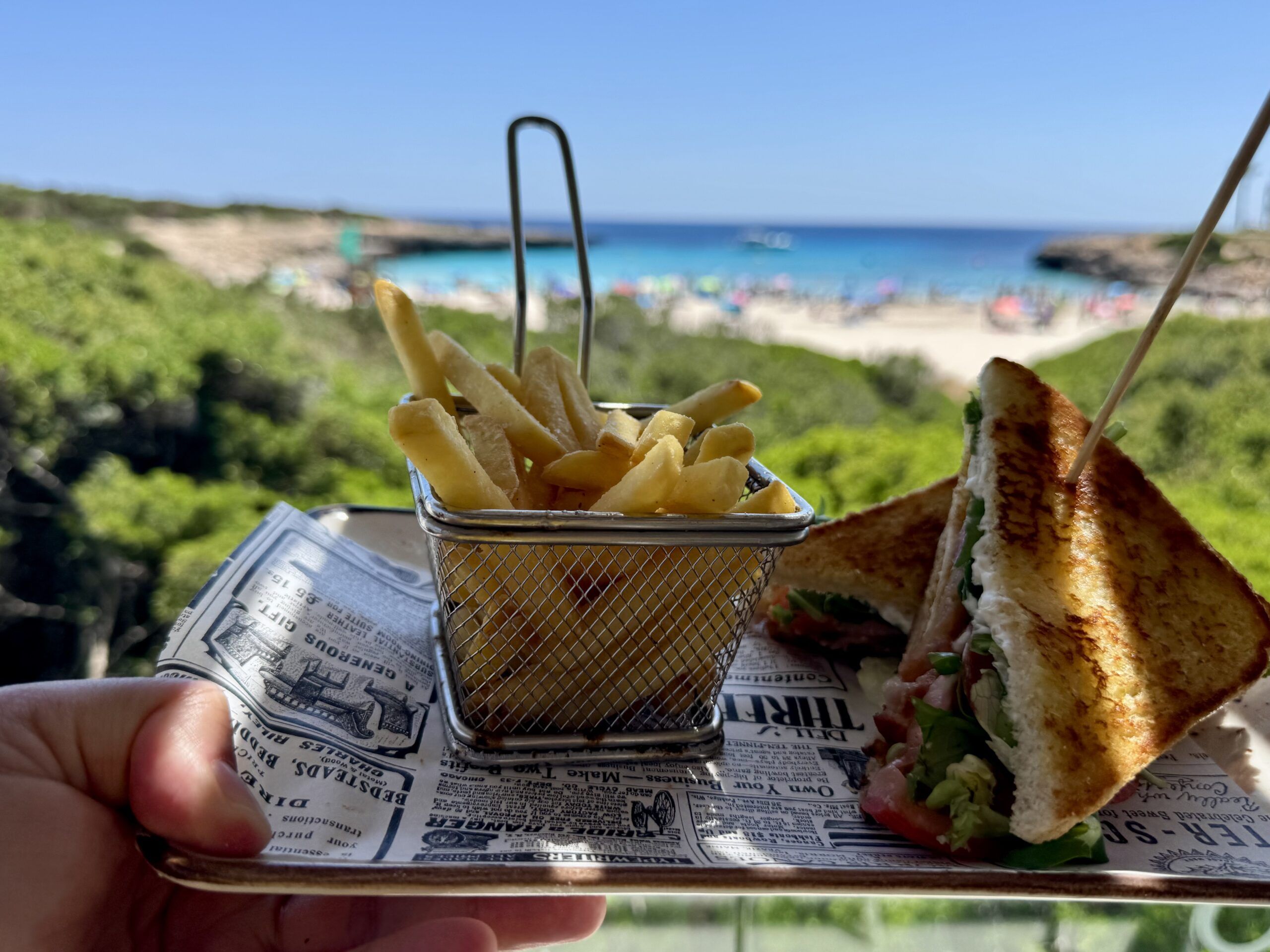 Desayunos, almuerzos y cenas con vistas privilegiadas al Mediterráneo en Fergus Style Carema Beach - Gastronomía y Moda
