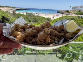 Desayunos, almuerzos y cenas con vistas privilegiadas al Mediterráneo en Fergus Style Carema Beach - Gastronomía y Moda