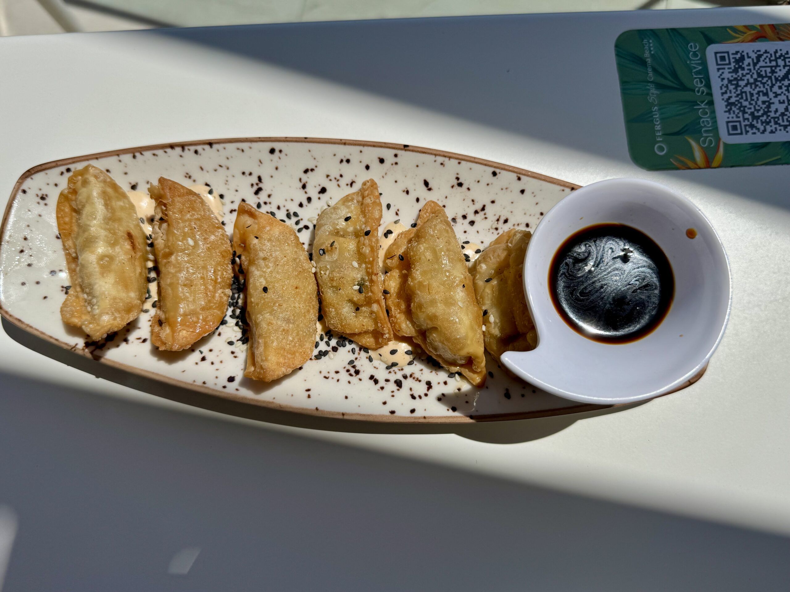 Desayunos, almuerzos y cenas con vistas privilegiadas al Mediterráneo en Fergus Style Carema Beach - Gastronomía y Moda