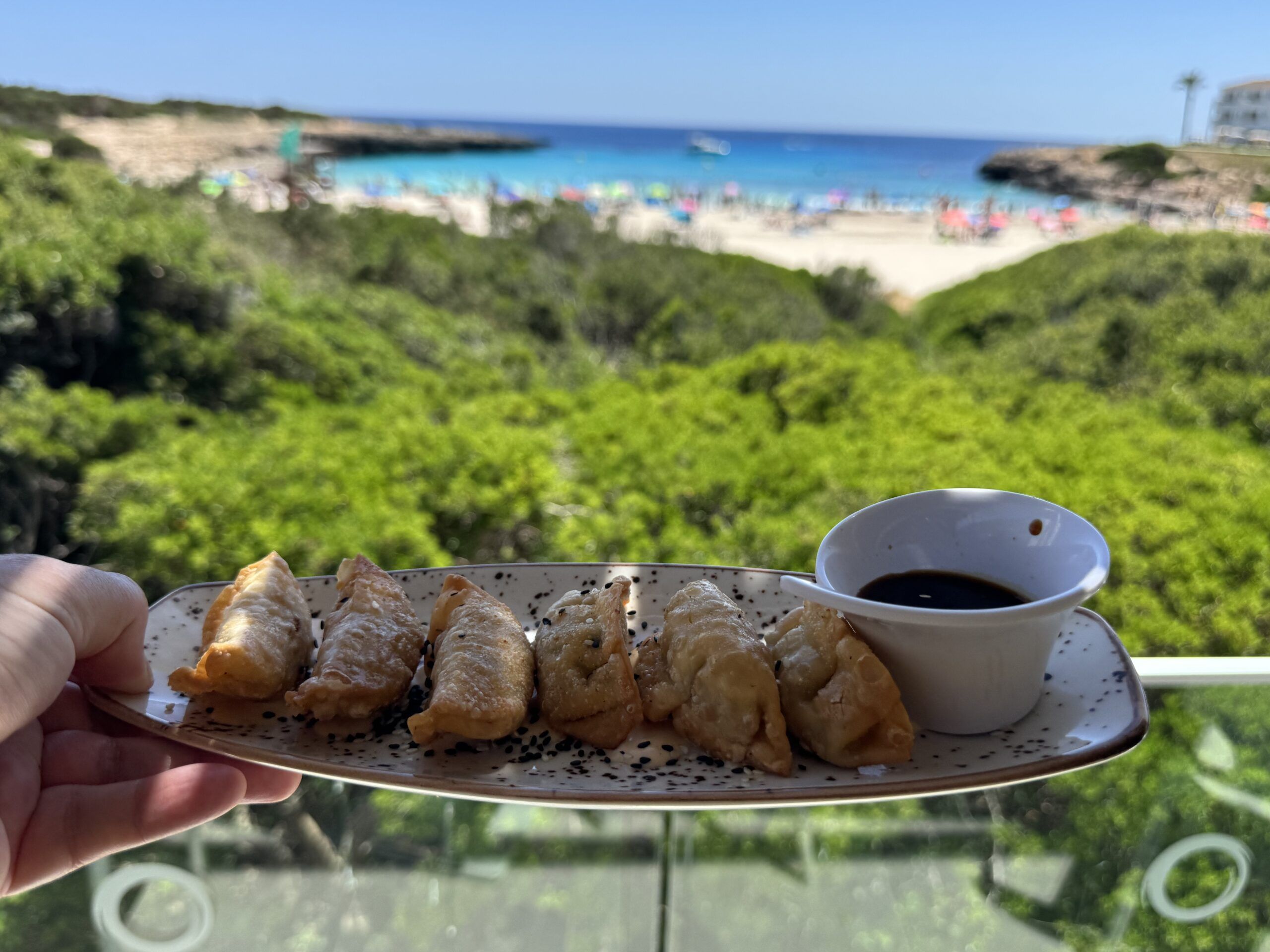Desayunos, almuerzos y cenas con vistas privilegiadas al Mediterráneo en Fergus Style Carema Beach - Gastronomía y Moda