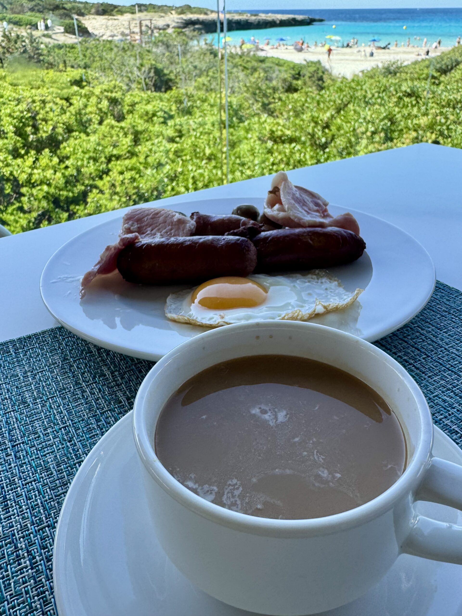Desayunos, almuerzos y cenas con vistas privilegiadas al Mediterráneo en Fergus Style Carema Beach - Gastronomía y Moda