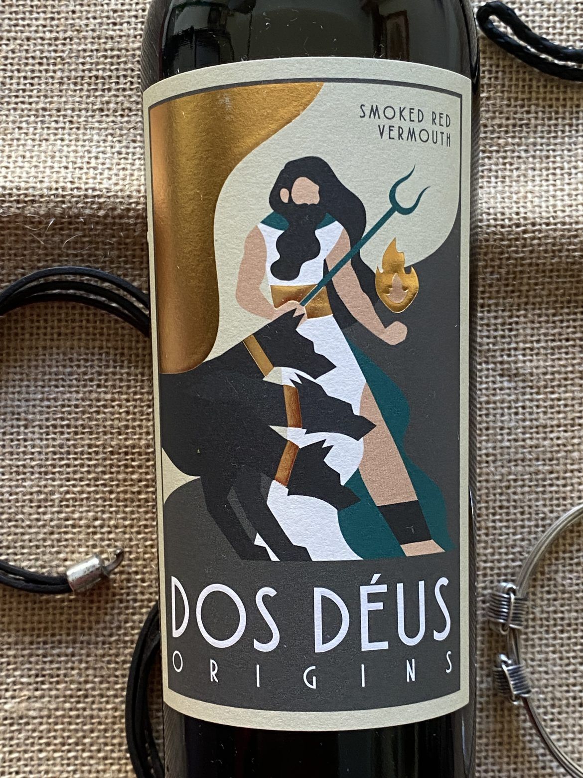 ¡Novedad! Hades, el nuevo vermouth ahumado único en el mercado de Dos Déus Origins ¡Novedad! Nuevo vermouth Dos Déus Origins Smoked Red - Gastronomía y Moda