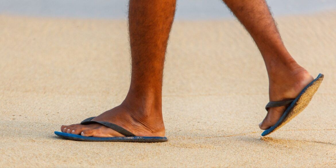 El auge de las chanclas con tacón en verano preocupa a los expertos en salud del pie - Gastronomía y Moda