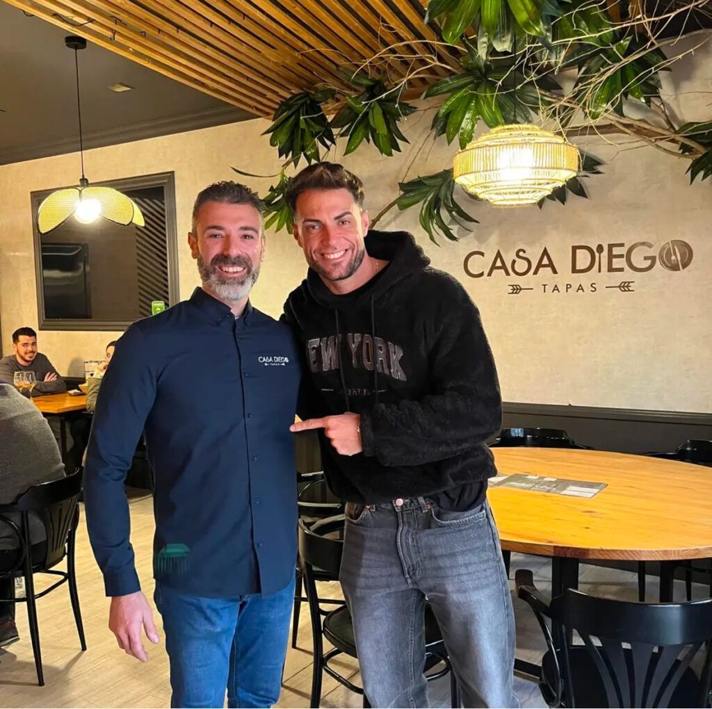 Montoya, de 'La Isla de las Tentaciones' visita Casa Diego Tapas - Gastronomía y Moda