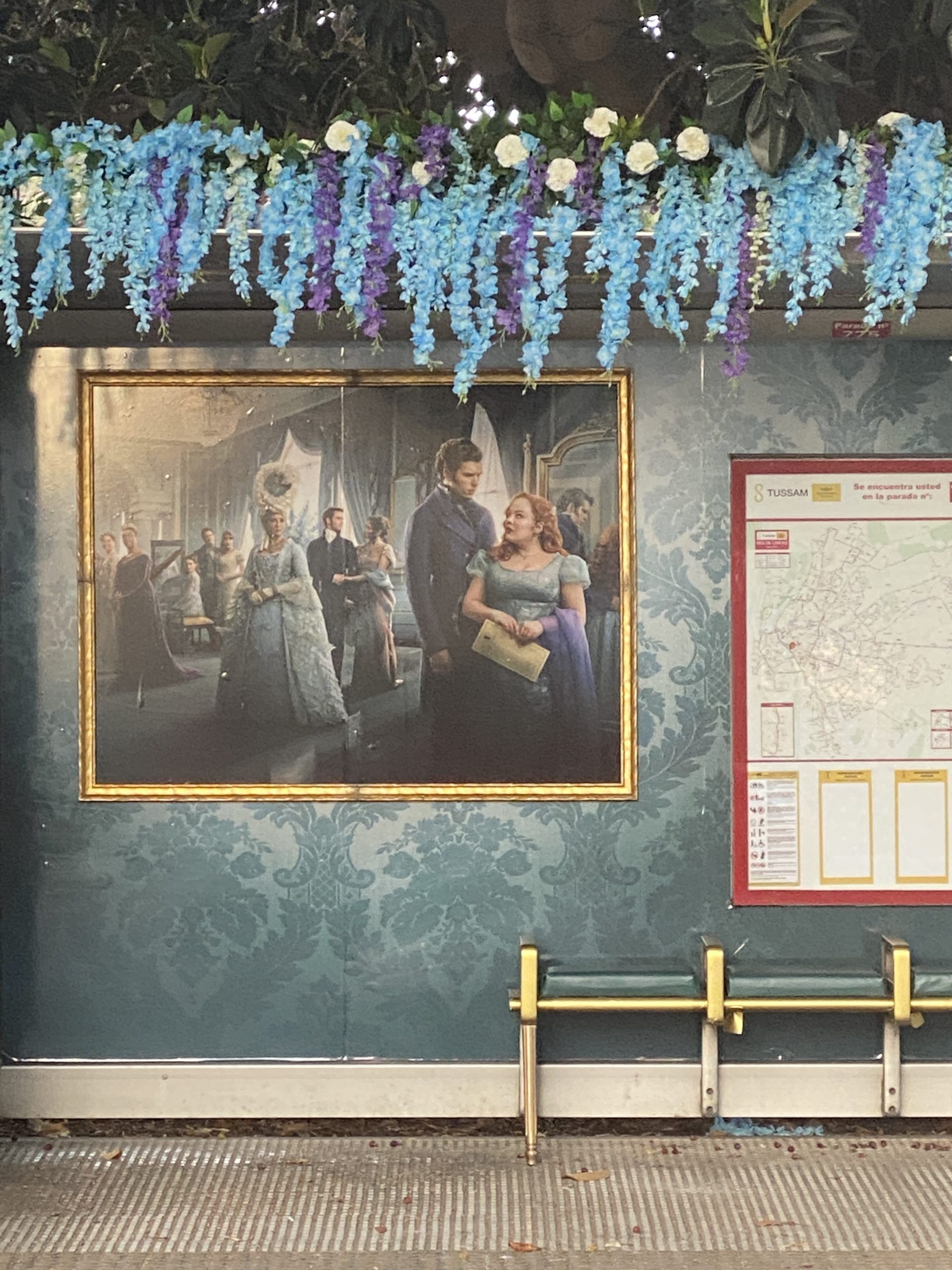 La serie de Netflix 'Los Bridgerton', 'también te esperan' en las paradas de TUSSAM - Gastronomía y Moda