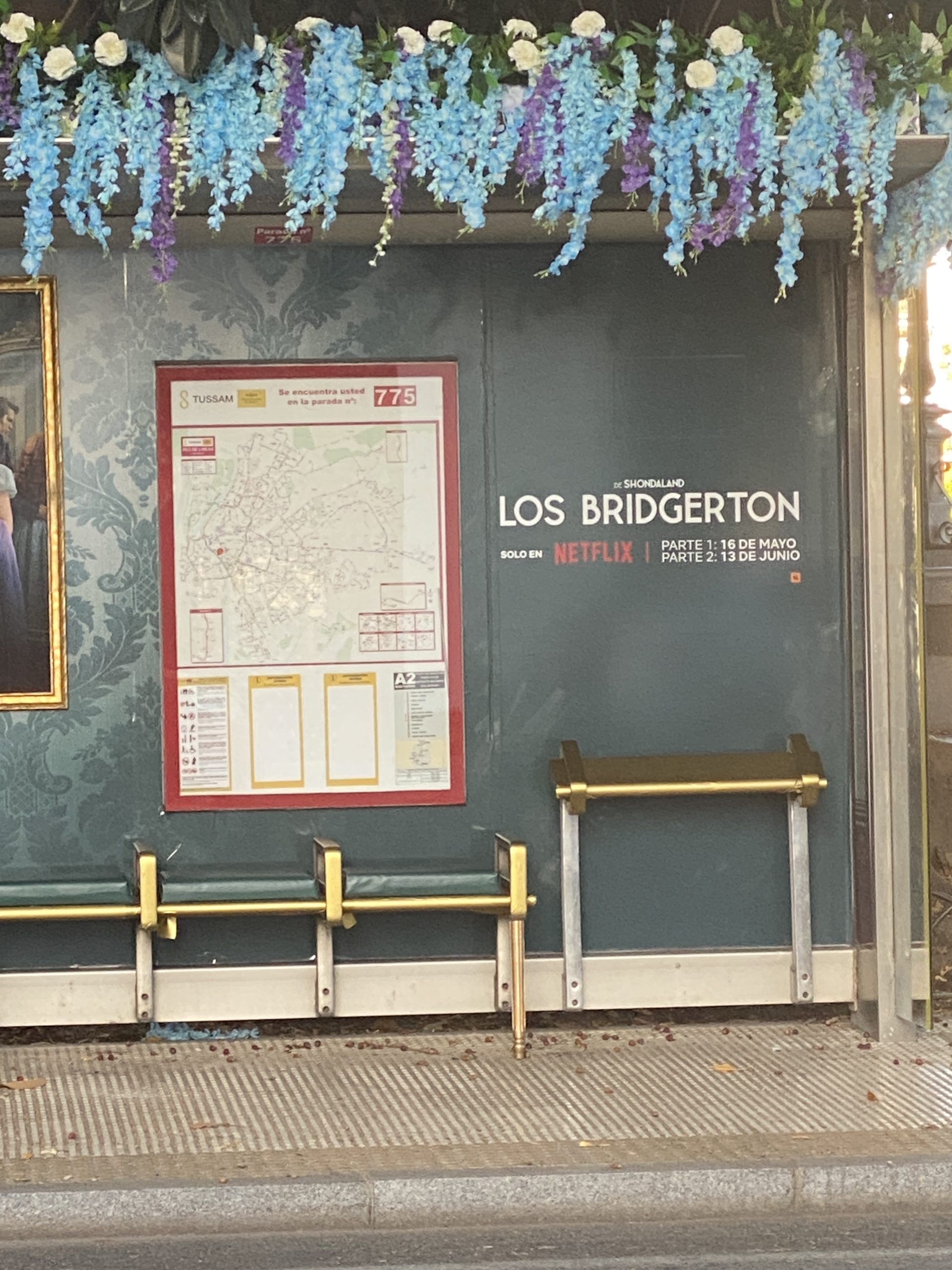 La serie de Netflix 'Los Bridgerton', 'también te esperan' en las paradas de TUSSAM - Gastronomía y Moda