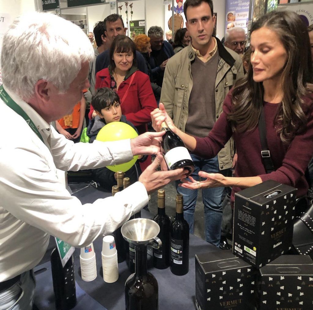 La reina Letizia conoce de primera mano los vinos de Bodegas Robles - Gastronomía y Moda