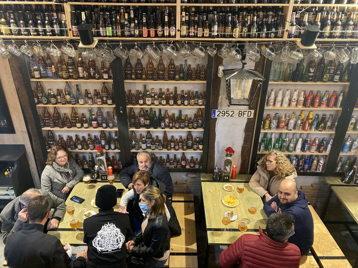 La Catedral de la Cerveza en Pedrera reabre sus puertas con más de 2000 nuevas botellas de todo el mundo La Catedral de la Cerveza en Pedrera reabre sus puertas con más de 2000 nuevas botellas de todo el mundo - Gastronomía y Moda