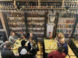 La Catedral de la Cerveza en Pedrera reabre sus puertas con más de 2000 nuevas botellas de todo el mundo - Gastronomía y Moda