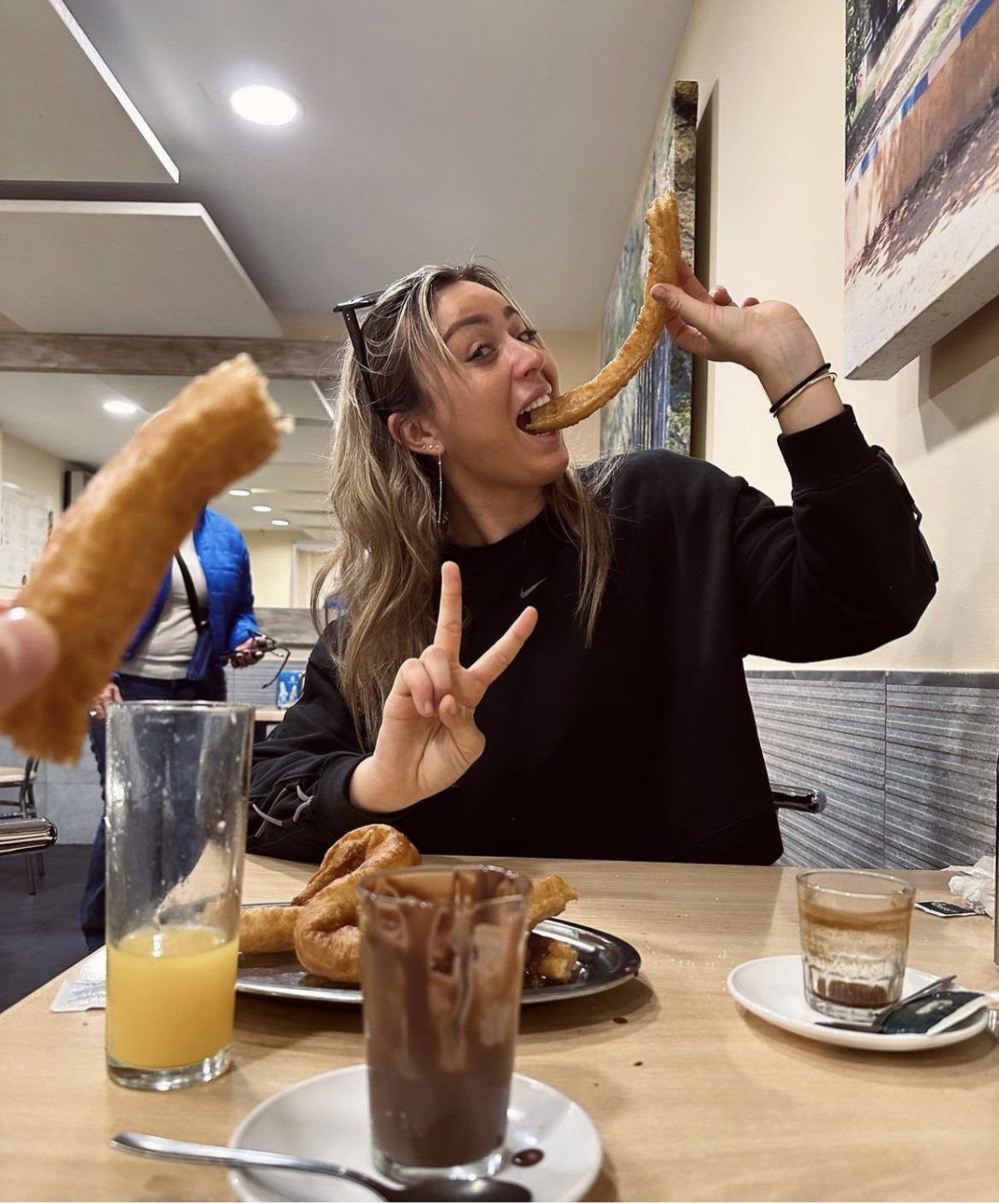 Paula Badosa y Stéfanos Tsitsipás, juntos en Sevilla disfrutando de unos buenos ‘calentitos’ con chocolate Paula Badosa y Stéfanos Tsitsipás, juntos en Sevilla disfrutando de unos buenos 'calentitos' con chocolate - Gastronomía y Moda