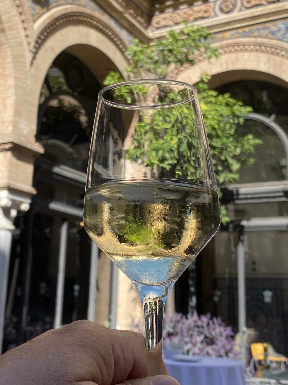 El Hotel Alfonso XIII transforma Sevilla en una caseta de Feria con una experiencia única en pleno centro El hotel Alfonso XIII ratifica un año más su espíritu solidario con sus menús de Navidad a beneficio del Banco de Alimentos de Sevilla - Gastronomía y Moda