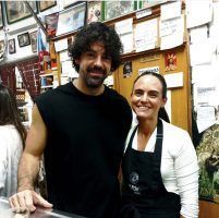 El actor Miguel Ángel Muñoz se deja seducir por la cocina de Casa Moreno - Gastronomía y Moda