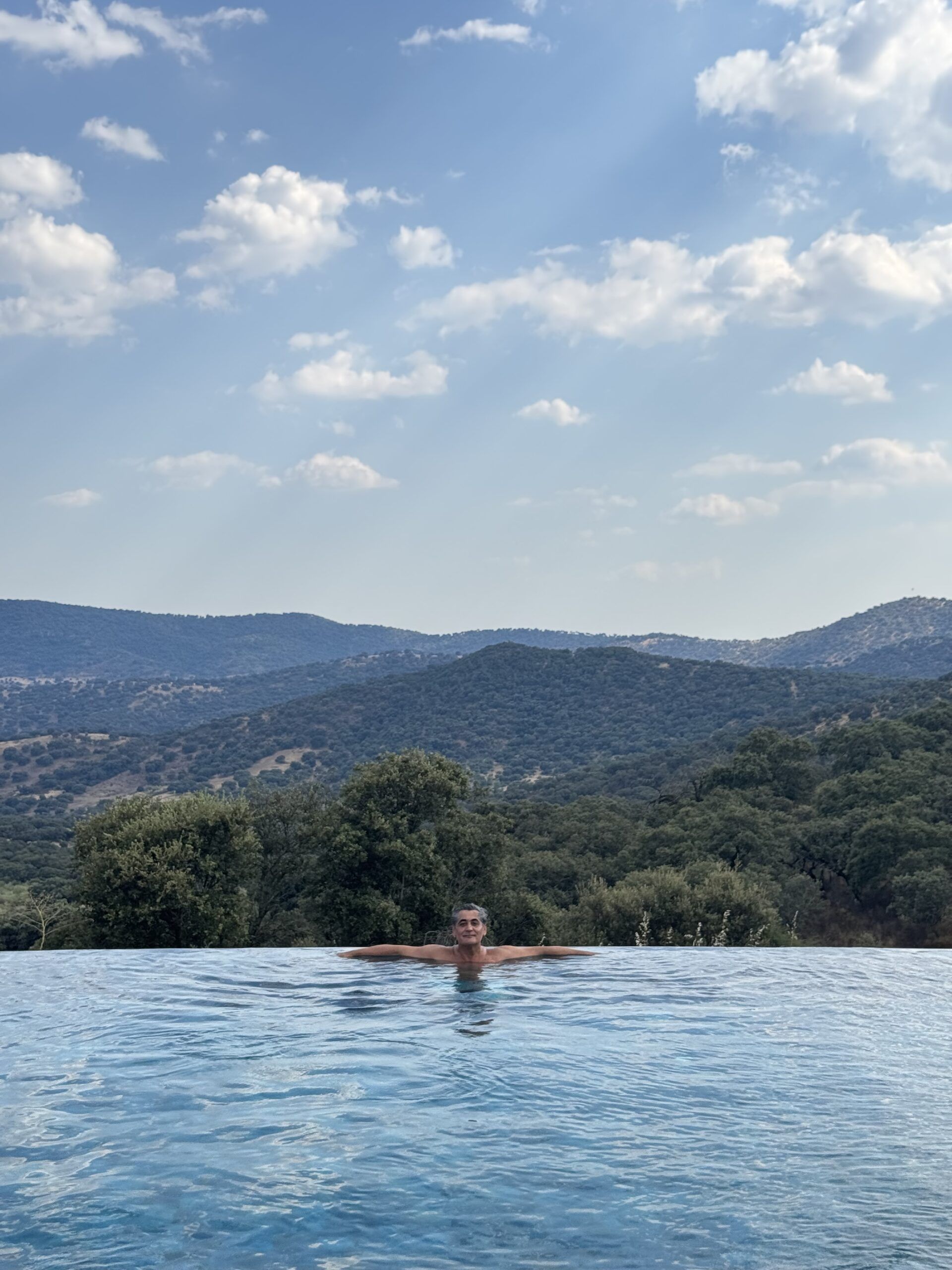 La piscina infinita de La Dehesa de Don Pedro: un auténtico oasis para desconectar en plena dehesa extremeña - Gastronomía y Moda
