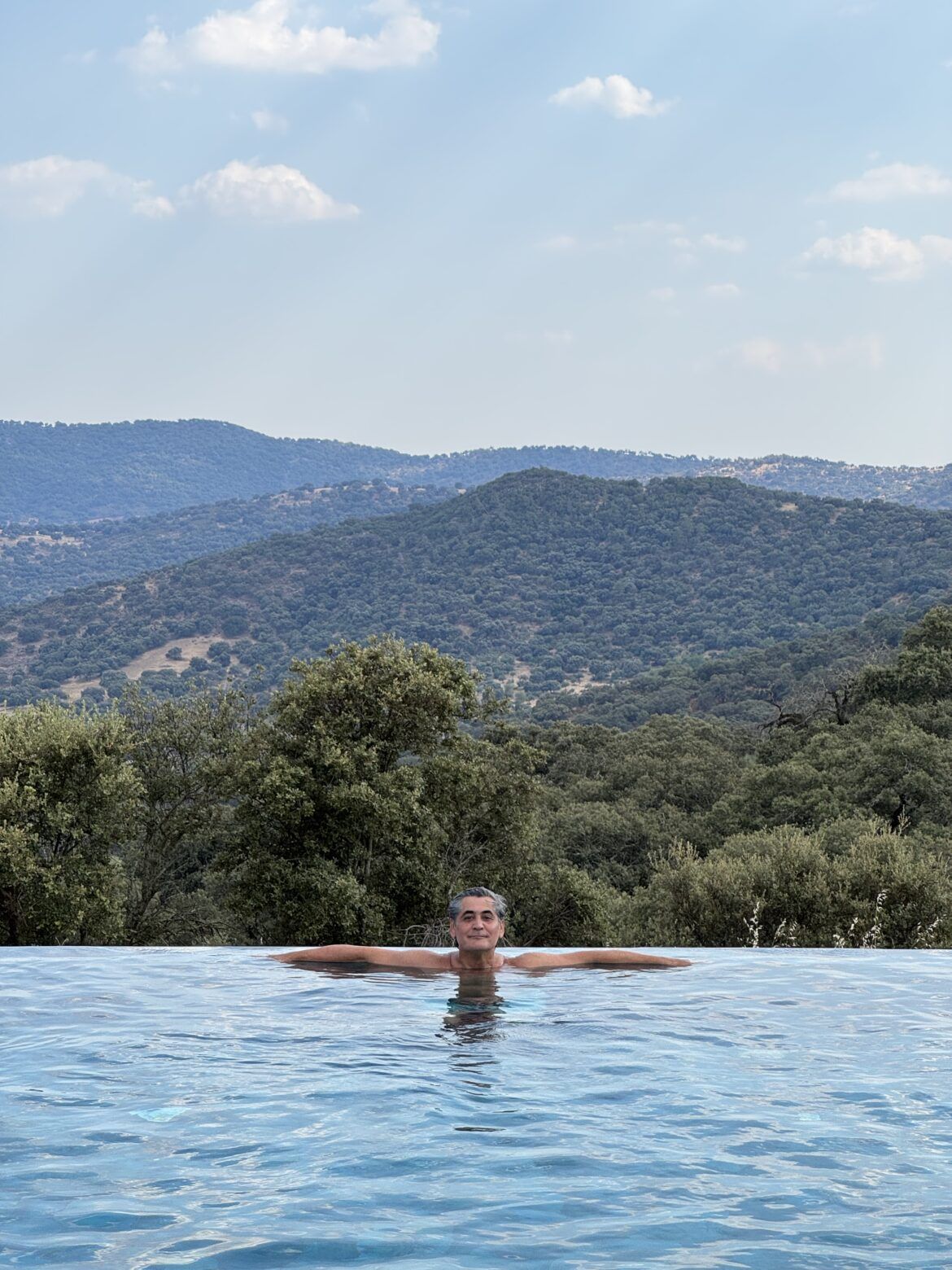 La piscina infinita de La Dehesa de Don Pedro: un auténtico oasis para desconectar en plena dehesa extremeña - Gastronomía y Moda