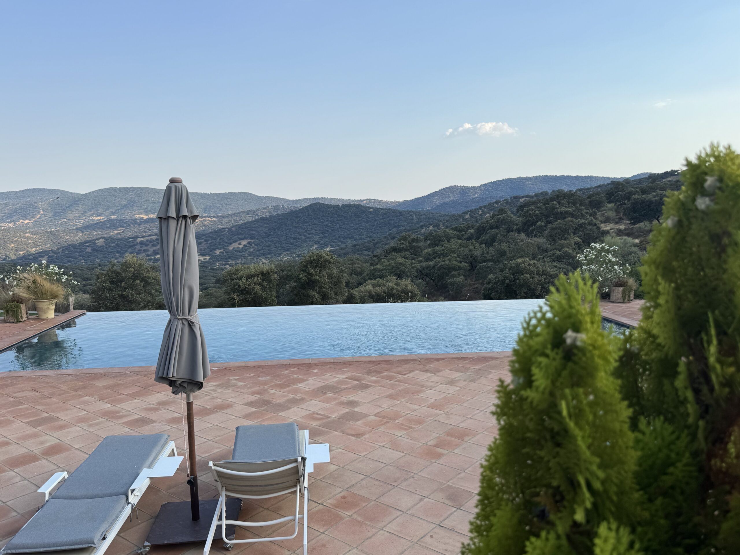 La piscina infinita de La Dehesa de Don Pedro: un auténtico oasis para desconectar en plena dehesa extremeña - Gastronomía y Moda