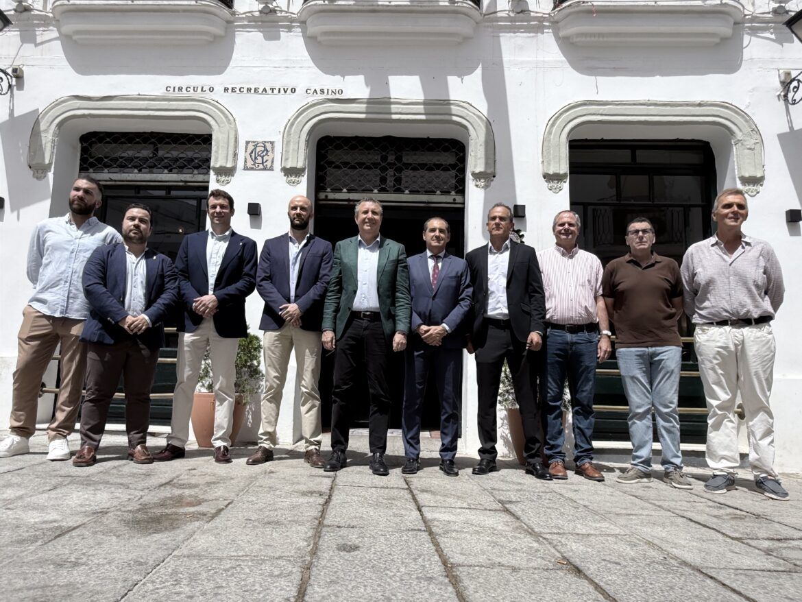 Javier Fernández reivindica el futuro de la Sierra Morena sevillana en un encuentro con vecinos y colectivos de la comarca - Gastronomía y Moda