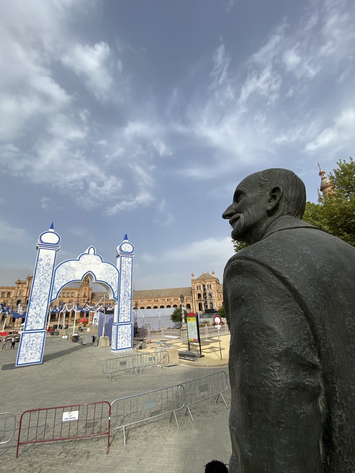 La Plaza de España se transforma en una Feria de Abril para el desfile de moda de Dior - Gastronomía y Moda