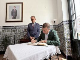 Javier Fernández reivindica el futuro de la Sierra Morena sevillana en un encuentro con vecinos y colectivos de la comarca - Gastronomía y Moda
