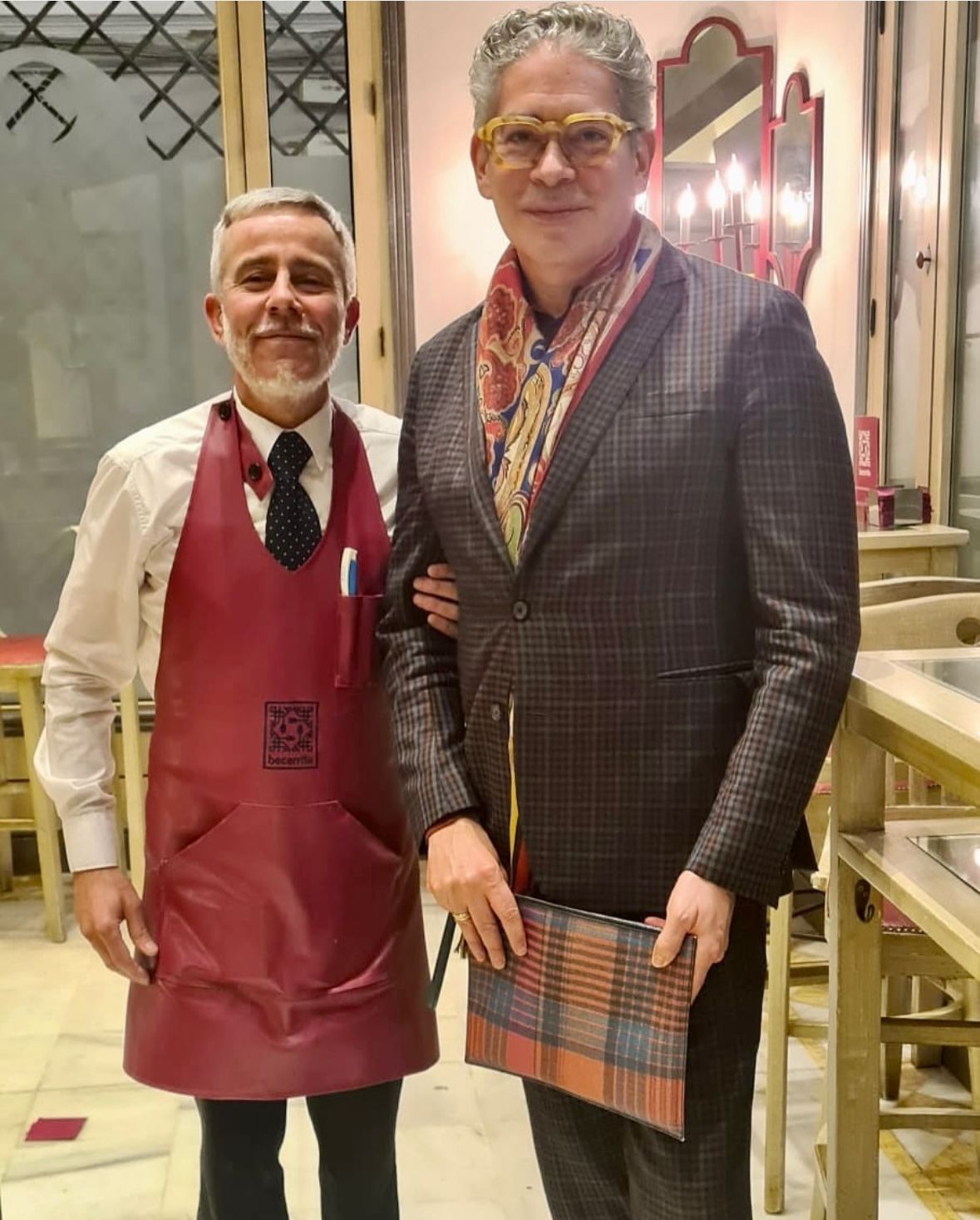 Boris Izaguirre se deleita de los mejores platos en el restaurante Becerrita - Gastronomía y Moda