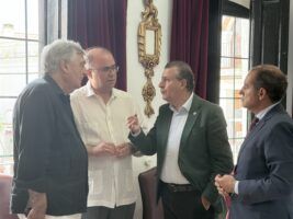 Javier Fernández reivindica el futuro de la Sierra Morena sevillana en un encuentro con vecinos y colectivos de la comarca - Gastronomía y Moda