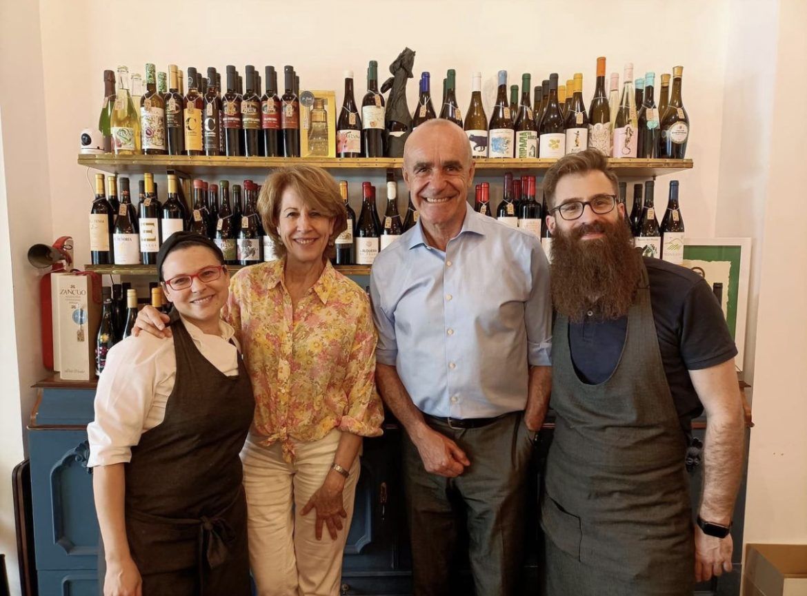 El alcalde de Sevilla ratifica su apoyo al modelo gastronómico sostenible visitando La Tizná - Gastronomía y Moda