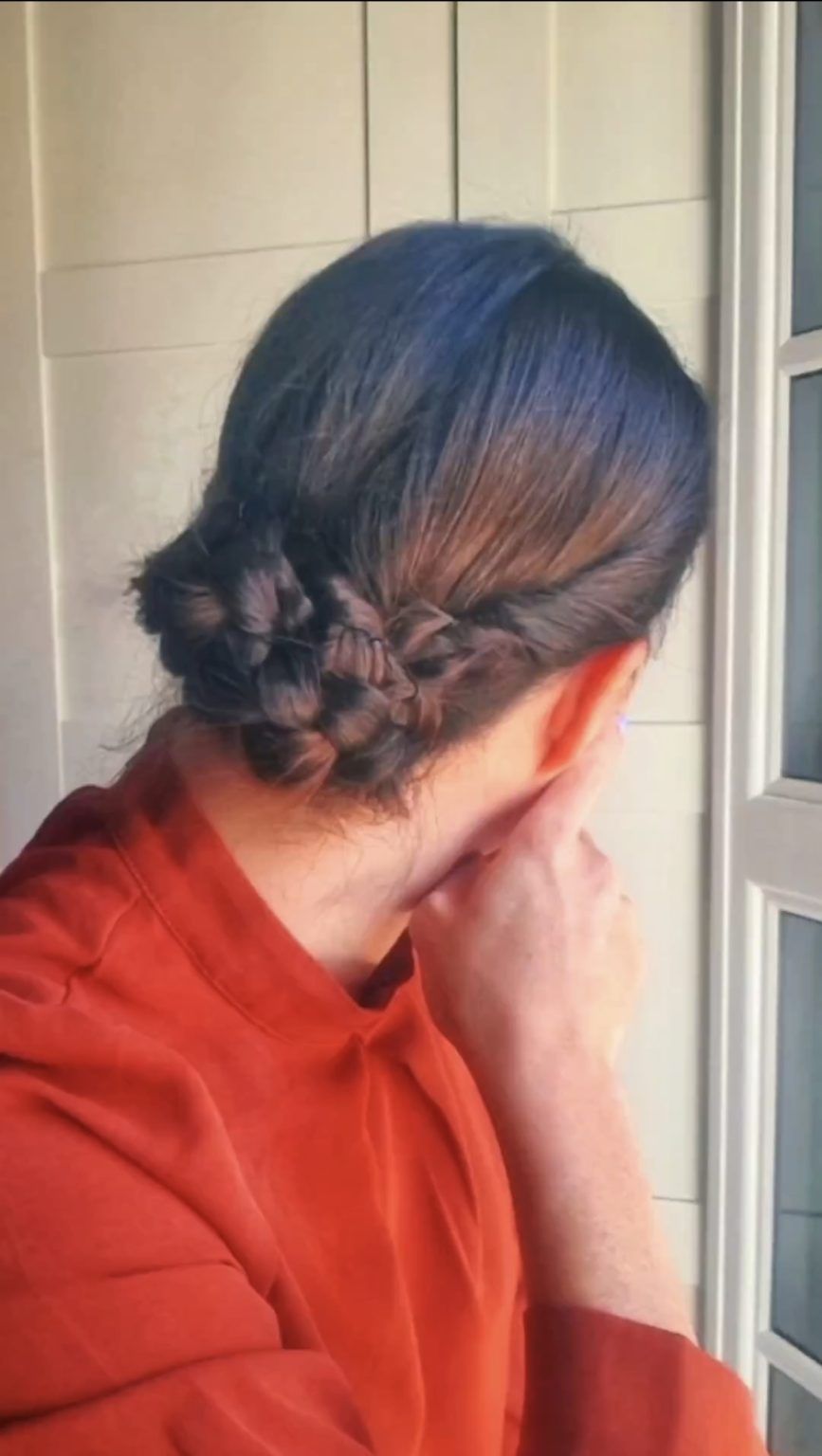 ¿Un peinado rápido para vestir de flamenca? Claudia Alfaro te muestra uno sencillo con el que no fallarás - Gastronomía y Moda