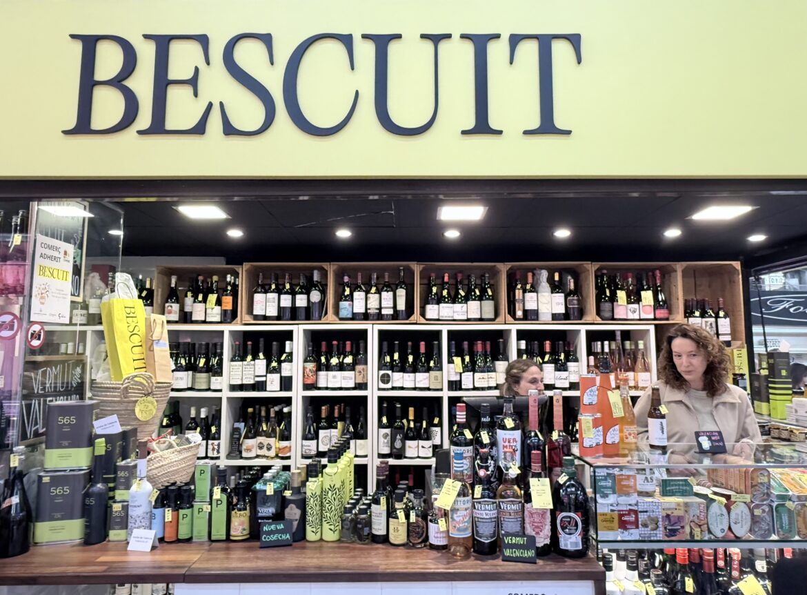 Botellas de distintas referencias en las estanterías de una tienda especializada en vinos Foto Cristina Gala
