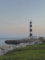 Brindar frente al Faro de Artrutx: una de las experiencias que no pueden faltar en Menorca - Gastronomía y Moda