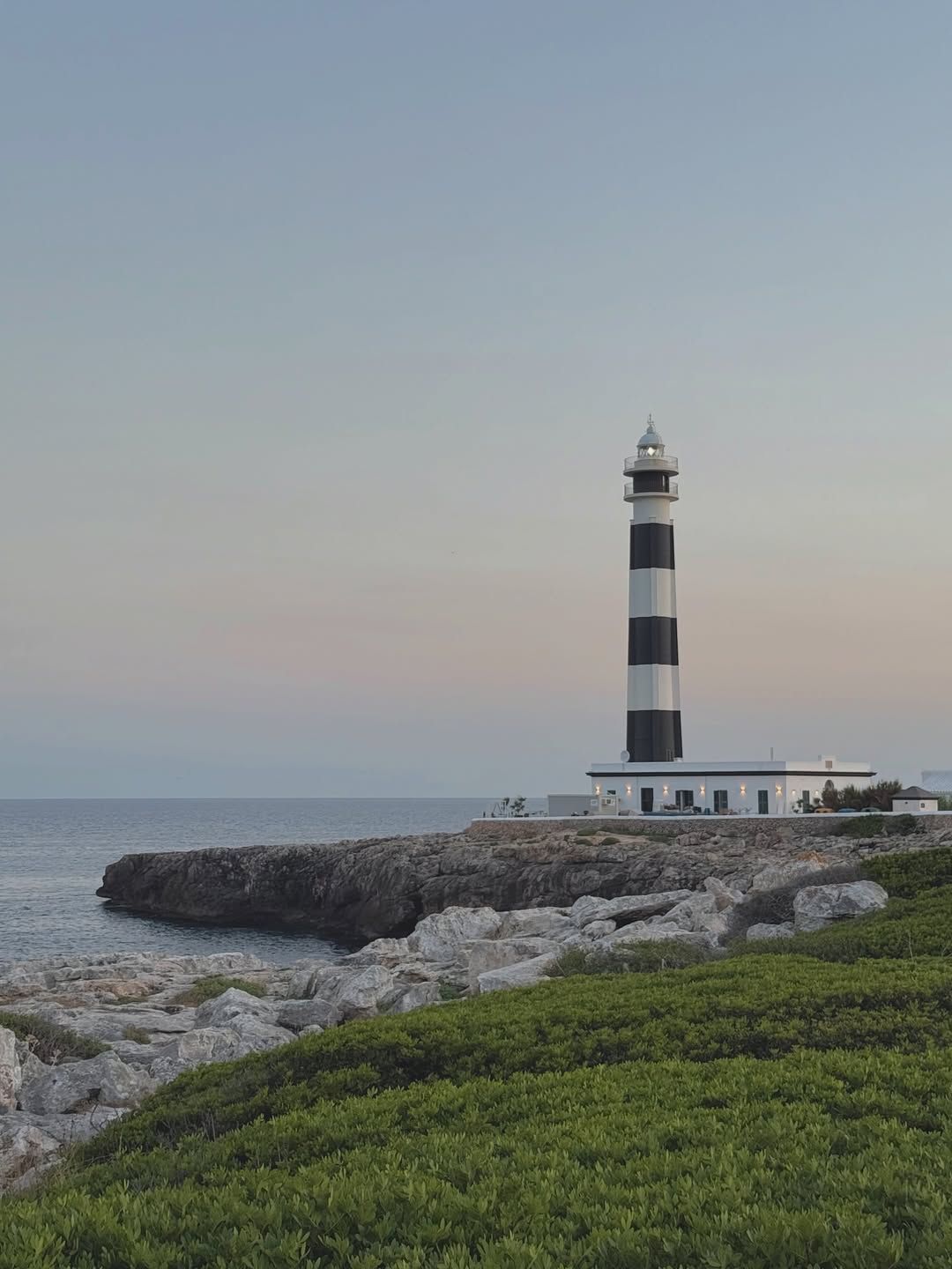 Brindar frente al Faro de Artrutx: una de las experiencias que no pueden faltar en Menorca - Gastronomía y Moda