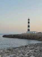 Brindar frente al Faro de Artrutx: una de las experiencias que no pueden faltar en Menorca - Gastronomía y Moda