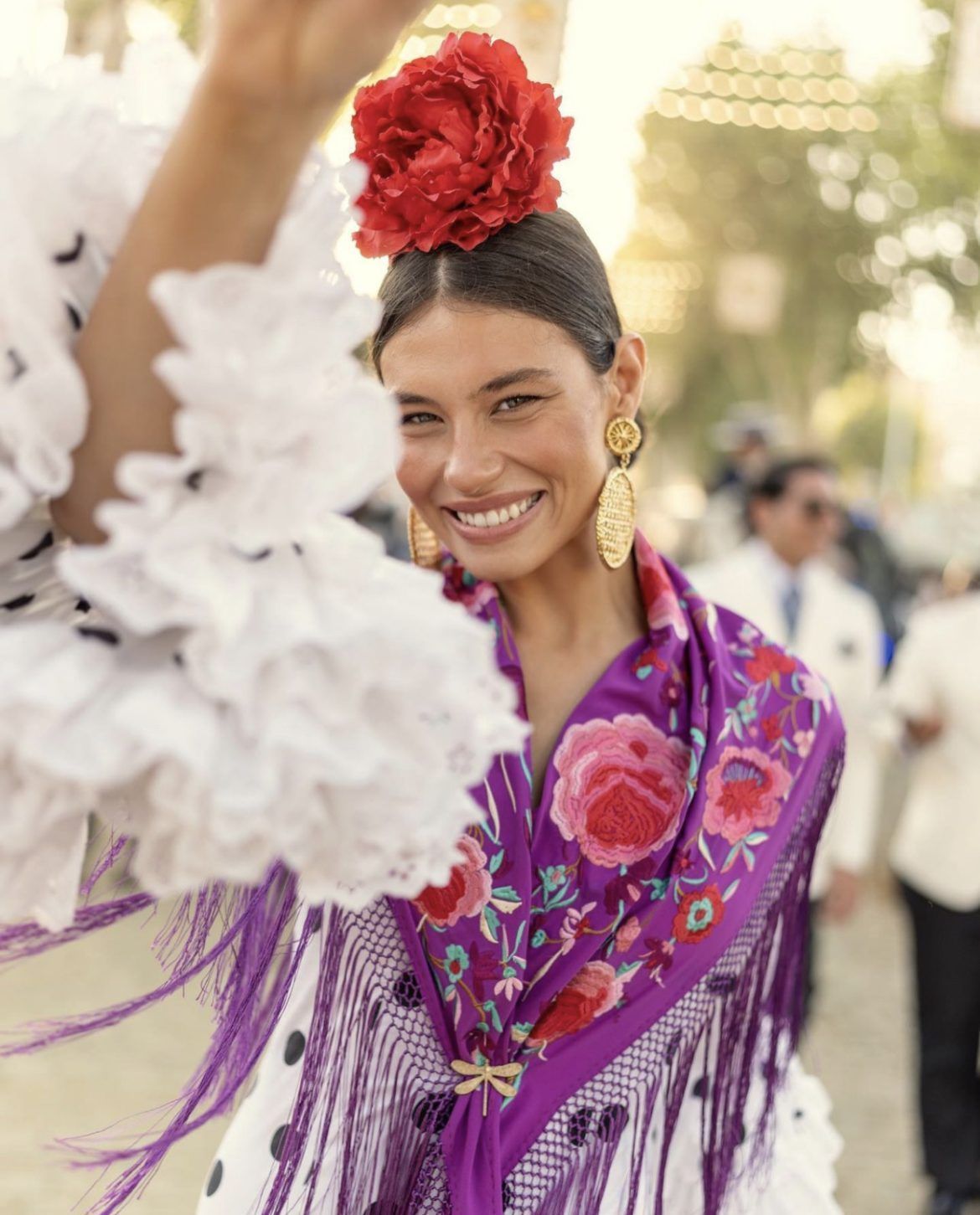Deslumbrante Carmen Santacruz by Rocío Peralta en la Feria de Abril de Sevilla - Gastronomía y Moda