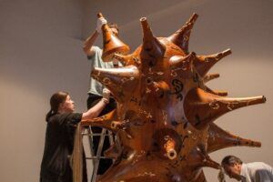 Joana Vasconcelos trae su visión pop y monumental a la 70ª edición de BRAFA - Gastronomía y Moda