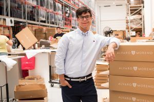 Álvaro Moreno refuerza su compromiso social con la apertura de una “Tienda con Alma” en Osuna e incorpora un trabajador con Síndrome de Down - Gastronomía y Moda