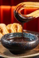 Un planazo para chuparse los dedos: churros con chocolate en el centro de Madrid - Gastronomía y Moda