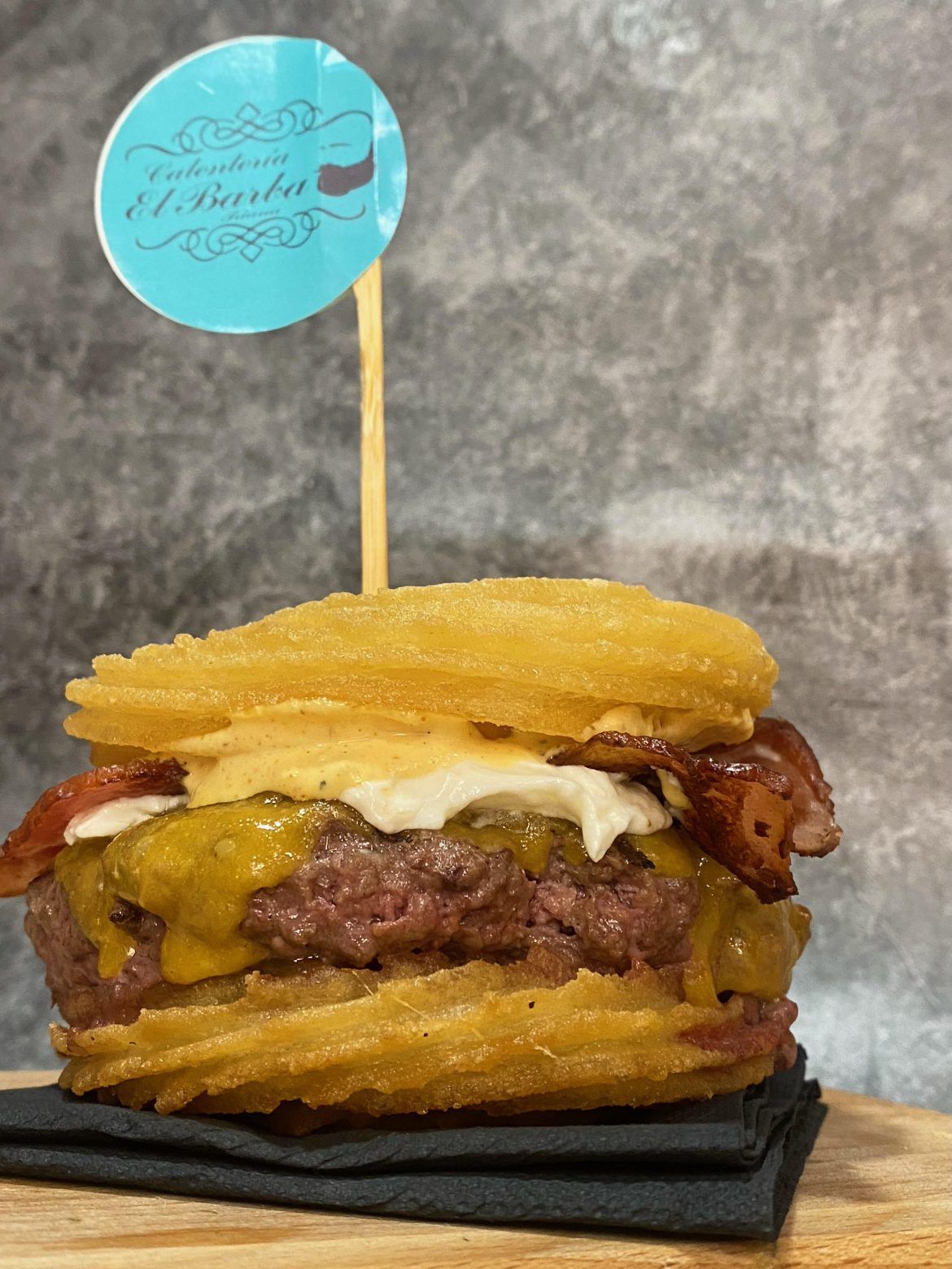 La ‘churroburguer’ solidaria que triunfa en Triana La 'churroburguer' solidaria llega a Sevilla - Dueños - Gastronomía y Moda