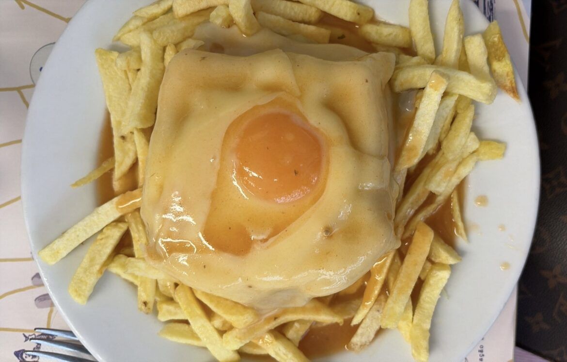 La francesinha de Café Santiago, un icono gastronómico que define el alma de Oporto - Gastronomía y Moda