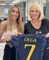 La futbolista Olga Carmona confía su cabello a Encarna Moreno - Gastronomía y Moda