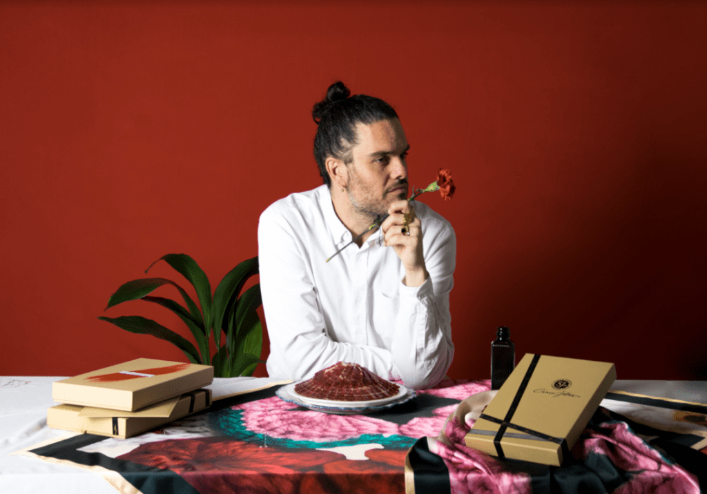 Cinco Jotas presenta su edición limitada para el Día de la Madre creada por el diseñador Leandro Cano - Gastronomía y Moda