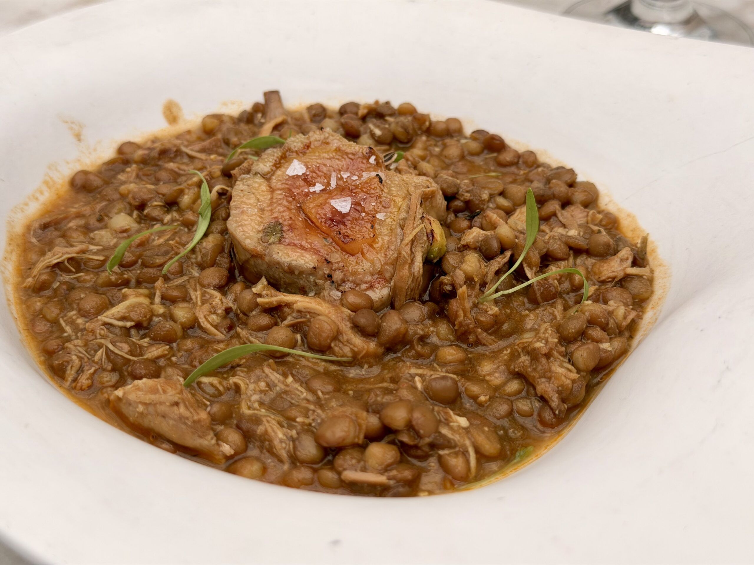 Lalola de Javi Abascal celebra el Día de Andalucía con sus Jornadas gastronómicas del guiso andaluz - Gastronomía y Moda