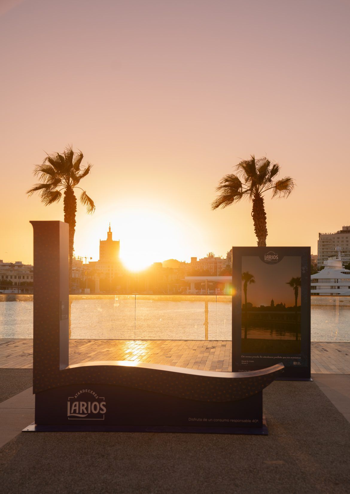 Larios continúa ofreciendo los mejores atardeceres mediterráneos en una exposición en el Muelle Uno de Málaga - Gastronomía y Moda