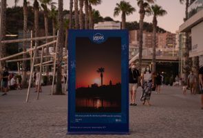 Larios continúa ofreciendo los mejores atardeceres mediterráneos en una exposición en el Muelle Uno de Málaga - Gastronomía y Moda