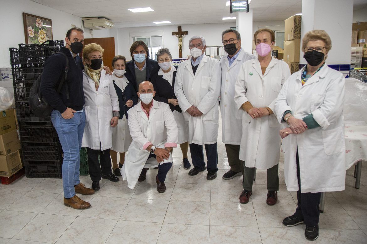 Las Hijas de la Caridad del Pumarejo reciben los 16.775 euros recaudados con la venta de las “Mantas con Alma” de Álvaro Moreno - Gastronomía y Moda