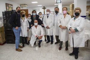 Las Hijas de la Caridad del Pumarejo reciben los 16.775 euros recaudados con la venta de las “Mantas con Alma” de Álvaro Moreno - Gastronomía y Moda