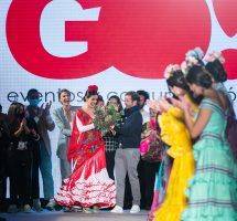 Apoteósica vuelta a la pasarela de la moda flamenca de la mano de We Love Flamenco. Premio a la Mejor Modelo We Love Flamenco 2022 para la sevillana María Barcia, quien ya fuera Miss World Sevilla’. Foto: Aníbal González© - Gastronomía y Moda