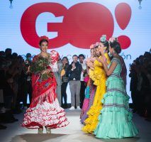 Apoteósica vuelta a la pasarela de la moda flamenca de la mano de We Love Flamenco. Premio a la Mejor Modelo We Love Flamenco 2022 para la sevillana María Barcia, quien ya fuera Miss World Sevilla’. Foto: Aníbal González© - Gastronomía y Moda