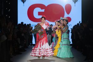 Apoteósica vuelta a la pasarela de la moda flamenca de la mano de We Love Flamenco. Premio a la Mejor Modelo We Love Flamenco 2022 para la sevillana María Barcia, quien ya fuera Miss World Sevilla’. Foto: Aníbal González© - Gastronomía y Moda