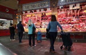 El Ayuntamiento de Sevilla formaliza las exenciones en las tasas por servicios de mercados de abastos y por licencias para venta ambulante en mercadillos - Gastronomía y Moda